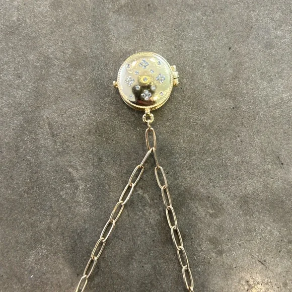 Elegant Gold Pendant locket Necklace. - Picture 7 of 7